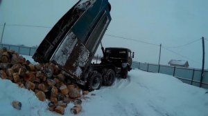 Камаз буксует в снегу.  Доставка дров