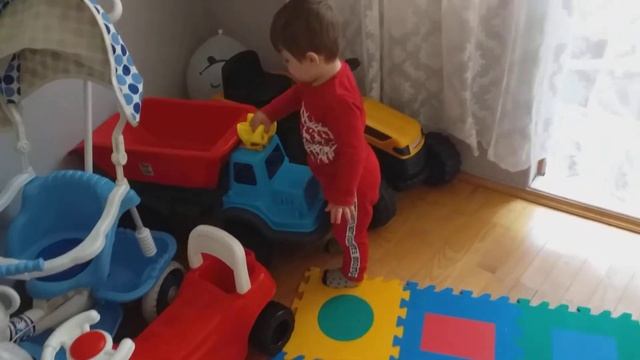 Temizlikte annesine yardım eden Miraç temizlıgı yarıda bırakıp oyuncaklarıyla oynamaya basladı смотреть онлайн