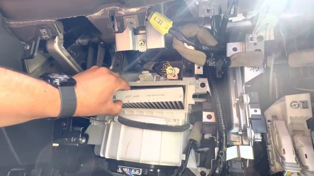 INFINITI QX50 cabin filter replacement (2013-2017) смотреть онлайн