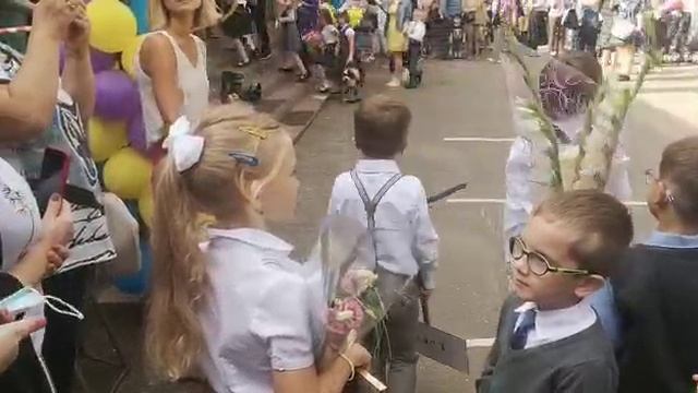 1 сентября в 1 классе, линейка, отжигаю)) смотреть онлайн