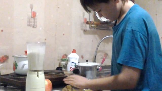 КАК СДЕЛАТЬ КОУТОЙ СМУЗИ ИЗ БАНАНА И ЯБЛОКА ★★★ смотреть онлайн