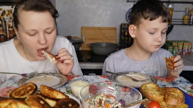Мукбанг Салат, Оладьи сгущёнка, Гренки с яйцом /Больница, ремонт 🤷♀️Жизнь кипит