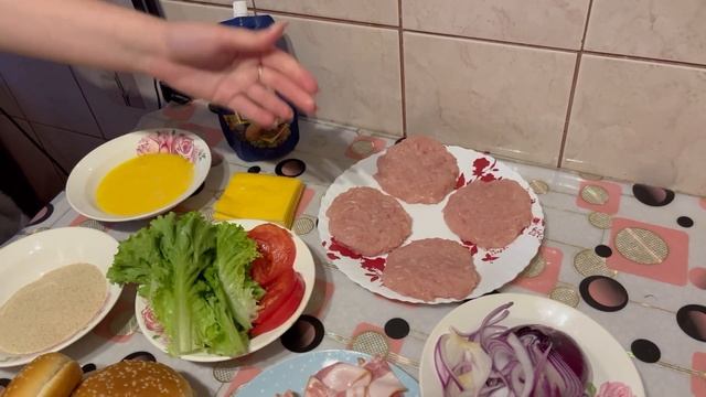 Бургеры дома: свинина, курица, рыба! Превосходство над Макдоналдс, Бургер Кинг и КФС! смотреть онлайн