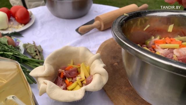 Мясное рагу в горшочке из теста