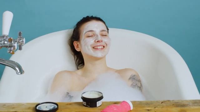 Как использовать пену для ванны от "Lush" смотреть онлайн