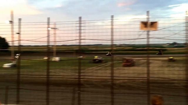 (DIRT TRACK RACES) including, Major wreck, Sprint cars, and modified and unmodified race cars! смотреть онлайн