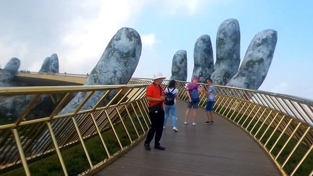 golden bridge - Danang, Vietnam смотреть онлайн