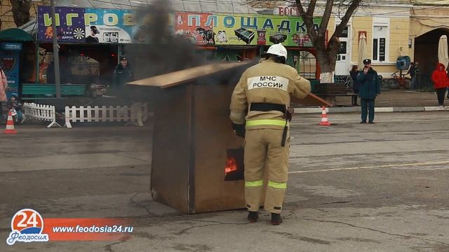 В рамках парада техники МЧС Феодосийские спасатели ликвидировали возгорание. смотреть онлайн