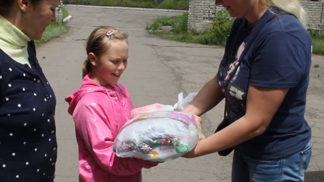 09 июня 2016 в г. Красный Луч, Оля-"Пчёлка" передала посылку из Германии для Оксаны и Тани смотреть онлайн