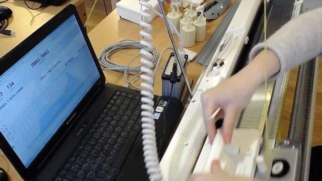 Вяжем на машине перед свитера реглан. Designaknit8 смотреть онлайн