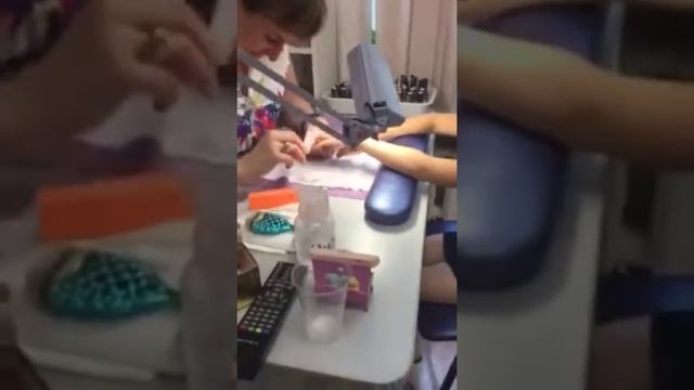 МОЙ ПЕРВЫЙ МАНИКЮР!!! смотреть онлайн