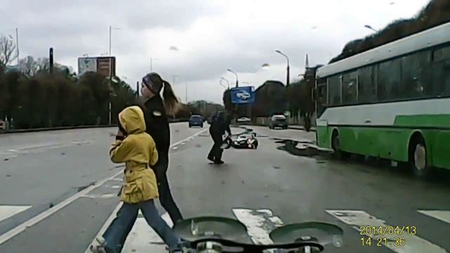 Байкер vs пешеходка смотреть онлайн