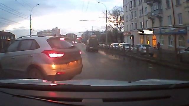 Курица на дороге. г. Брянск 28.12.2017г. смотреть онлайн