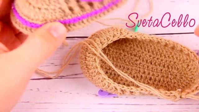 How to Crochet Baby Booties tutorial || Пинетки с цветком-застежкой крючком смотреть онлайн