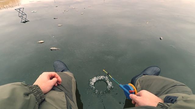 Зимняя рыбалка. Ловля окуня. На балансир и на мормышку. Подводная съёмка. Экшен камера под водой. смотреть онлайн