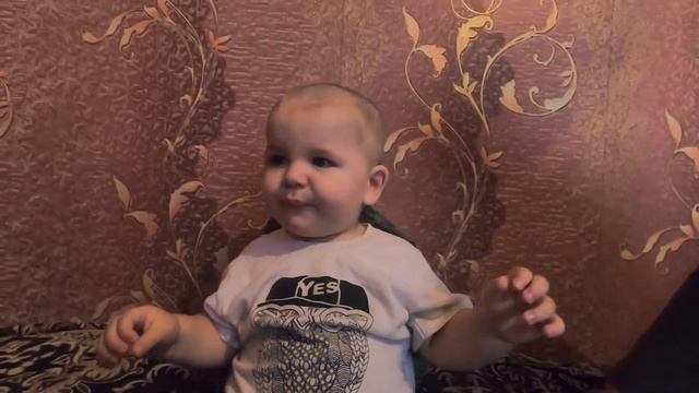 Тёмка пробует лимон!