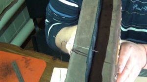 Самодельный шорник для шитья кожи в работе.