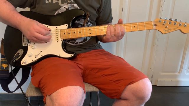 Stratocaster shootout : Squier Japan Silver Series Vs Fender USA Standard Vs Fender Mexico Standard смотреть онлайн