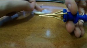 Приспособление для насадки мотыля пучком без проколов.