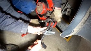 Ауди А 4 . Замена задних колодок. Лайфхак