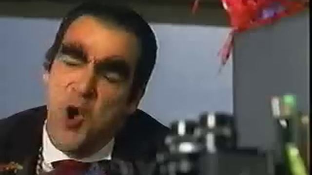 Huxley Yells to Bug: Get Back To WORK!!! смотреть онлайн