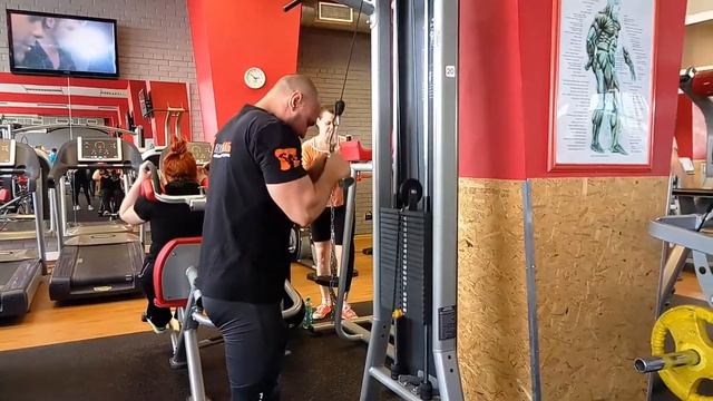 Жимы вниз на верхнем блоке смотреть онлайн