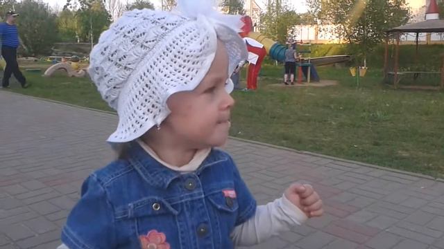 Доча дует слюнявые пузыри смотреть онлайн