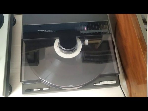 Тангенцальный проигрыватель пластинок Technics sl-7