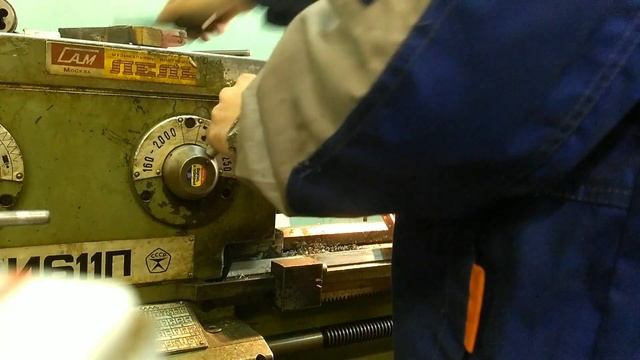 Нарезание резьбы в медных пластинах на токарном станке. Когда не было шуруповерта.* смотреть онлайн