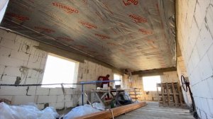 ЧЕРНОВОЙ ПОТОЛОК. Монтаж пароизоляции по балкам перекрытия. СТРОИМ ДОМ СВОИМИ РУКАМИ