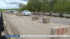 Чтобы спасти мост от большегрузов, работающих на строительстве трассы М-12, его перегородили блоками