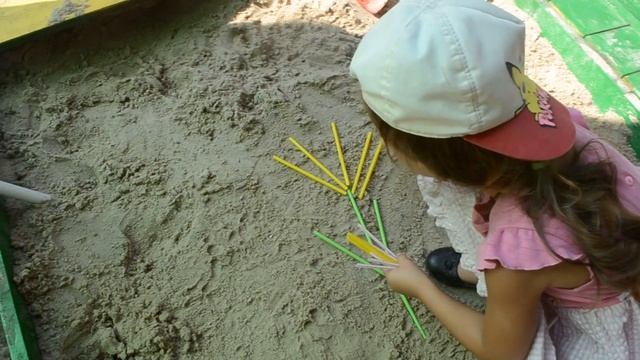 Дети делают цветы из коктельных трубочек на песке Детский сад смотреть онлайн