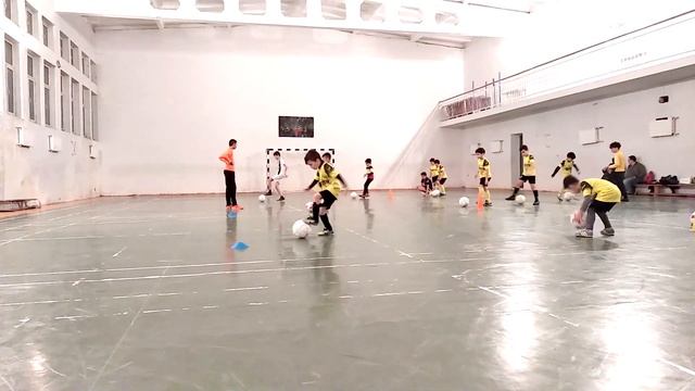 Тренировка по футболу - подготовка молодых футболистов 6-12 лет в футбольной школе "Дортмунд-Баку" смотреть онлайн