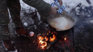 Уха по-фински в казане на костре.