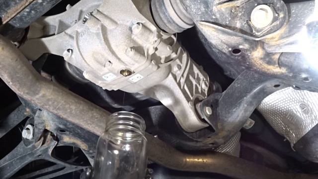 VW Touareg Rear Diff fluid change смотреть онлайн