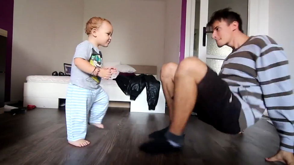 Утренний брейк-данс папы и малыша смотреть онлайн