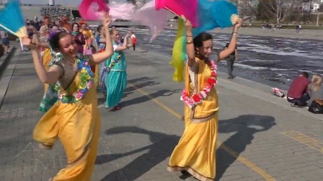 ХАРИНАМА в Екатеринбурге, 17.04.2016, эпизод 2/Harinam sankirtan Russia, Ekaterinburg смотреть онлайн