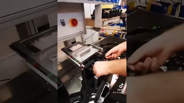 Как делают автомобильную проводку. Тиктокер показал как делают кабельные жгуты машин на заводе Delf смотреть онлайн