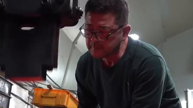 Процесс изготовления дамасского ножа. Главный мастер ножей ручной работы в Корее смотреть онлайн