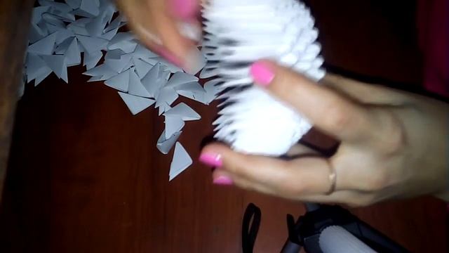Лебеденок из бумажных треугольных модулей. Модульное оригами. Мастер класс смотреть онлайн