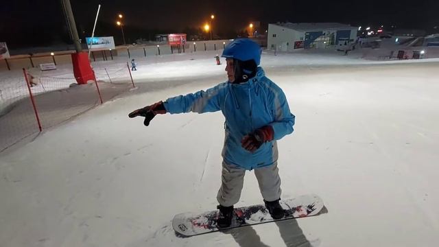 🔥В 71 ГОД НА СНОУБОРДЕ🤩 Научил маму кататься на сноуборде! смотреть онлайн