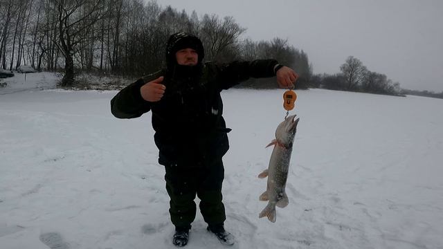 Два дня на льду.Леска трещит,руки трясутся.Рыбалка на жерлицы смотреть онлайн
