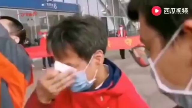 Ухань. Провожают врачей. После снятия карантина.