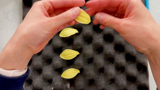 Spring Flowers Cake Decorating // Sugar Daffodils // Finespun Cakes смотреть онлайн
