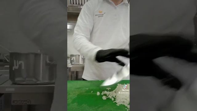 кухня ,шпинат ,картофель с чесноко и розмарином , рёбра свиные. смотреть онлайн