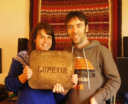 Загадочные пластины с надписью Tjipetir появляющиеся на пляжах Европы смотреть онлайн