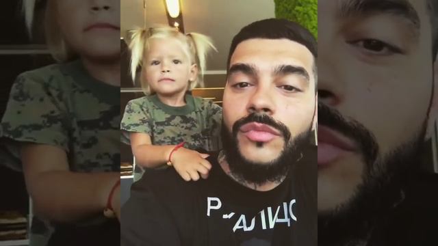 Дочь Тимати трогательно прочитала стихотворение, обнимая папу смотреть онлайн