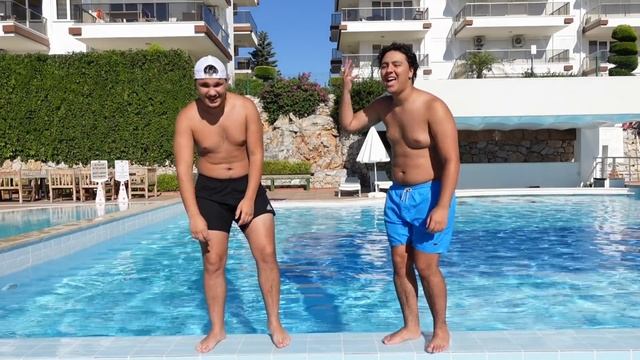 QUI EST LE PLUS...? ÇA PART EN CLASH DANS LA PISCINE MDR ! смотреть онлайн