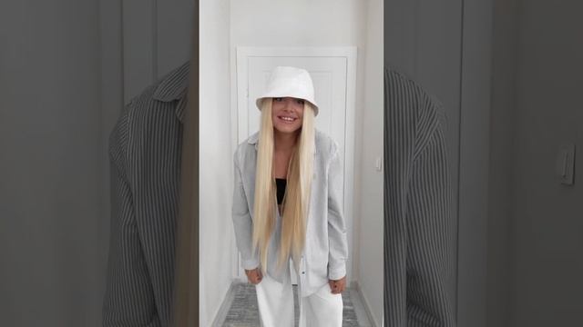 Стильный летний образ с голубой рубашкой, топом, белыми брюками на каждый день 2023.