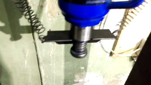 Гидравлический ручной пресс на 10 тонн из перевернутого бутылочного домкрата для мастерской. смотреть онлайн